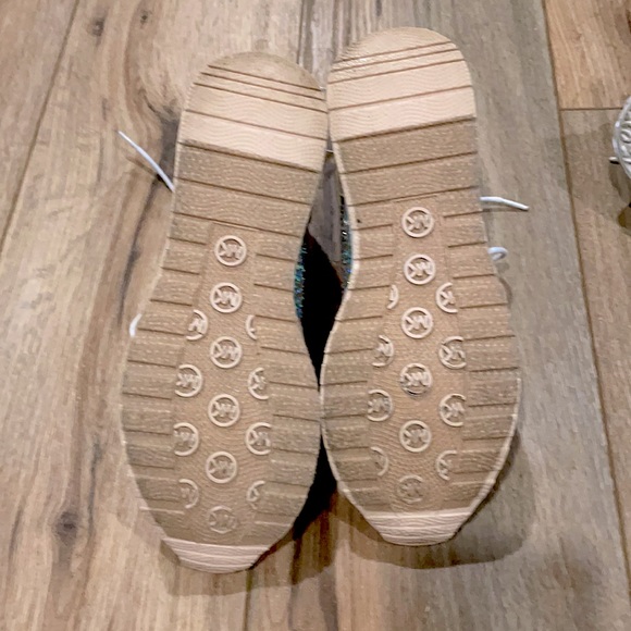 Michael Kors semi-high platform shoes, size US 5. Bottoms are a bit worn. - Picture 4 of 6